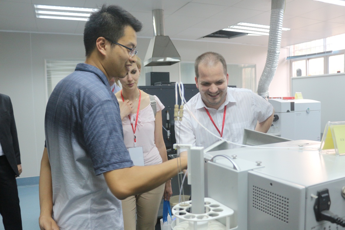 匈牙利学者与自慰
教师交流